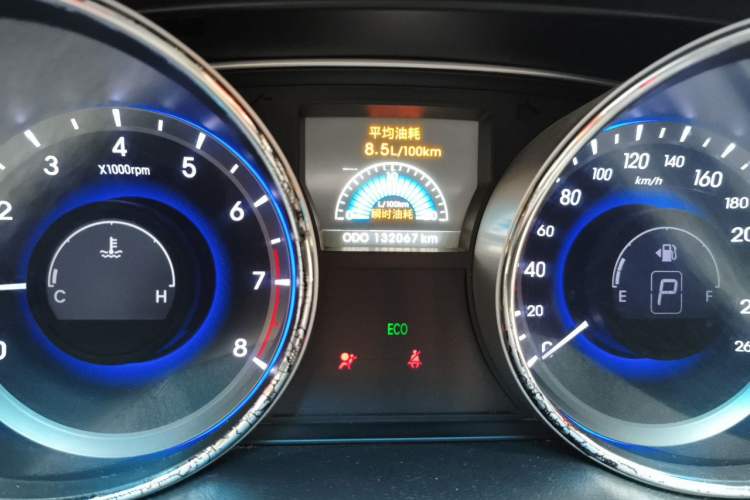 Used Hyundai Sonata 2011 2.0L Automatic Luxury Edition Odometer Close Up