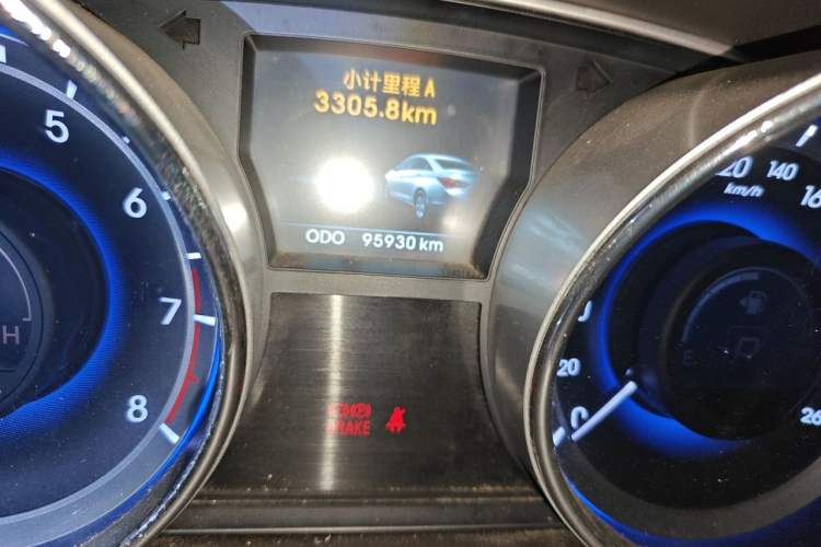 Used Hyundai Sonata 2011 2.0L Automatic Leading Edition Odometer Close Up