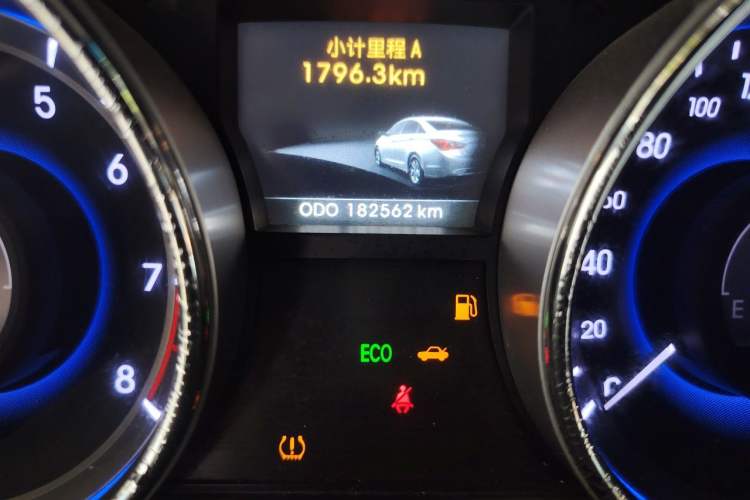 Used Hyundai Sonata 2011 2.0L Automatic Luxury Edition Odometer Close Up