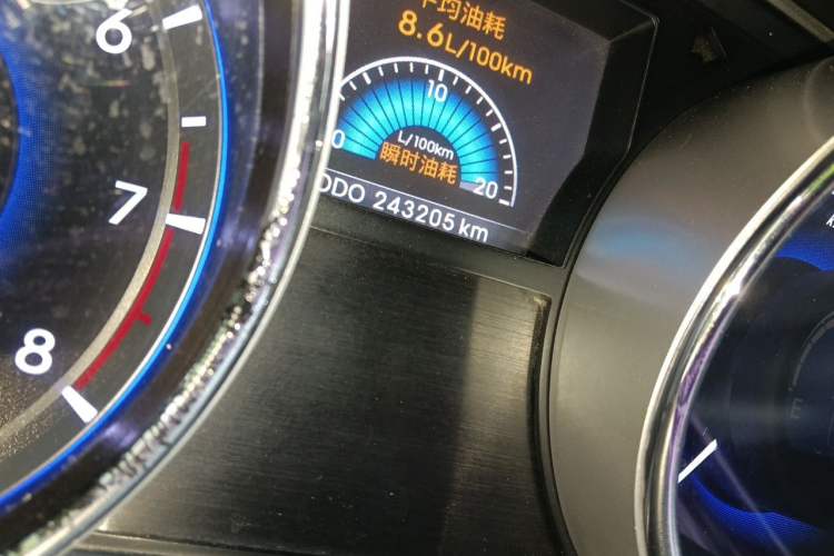 Used Hyundai Sonata 2011 2.0L Automatic Luxury Edition Odometer Close Up