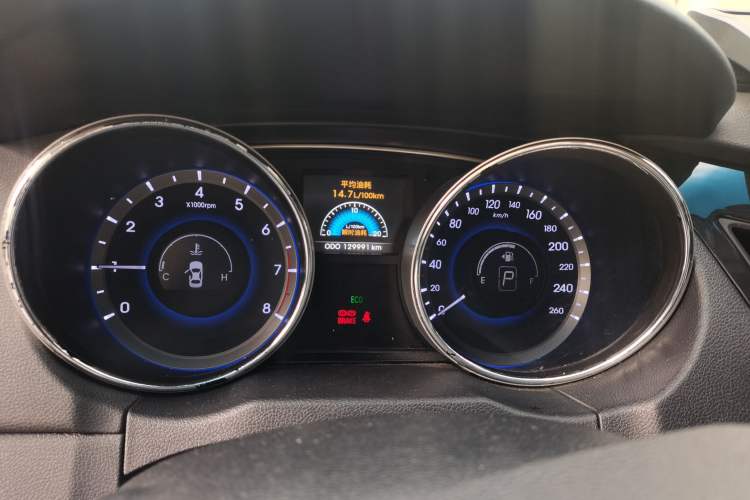 Used Hyundai Sonata 2011 2.0L Automatic Leading Edition Odometer Close Up