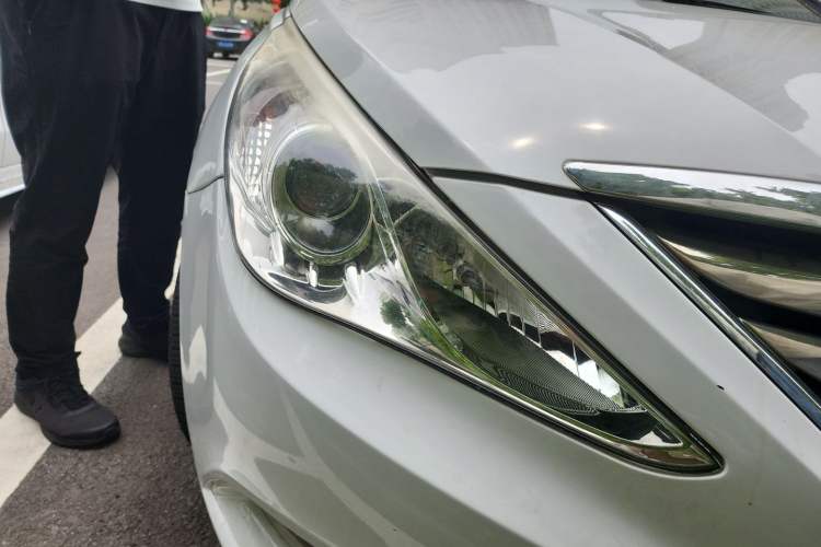 Used Hyundai Sonata 2011 2.0L Automatic Luxury Edition Right Front Headlight