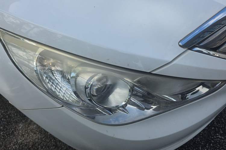 Used Hyundai Sonata 2011 2.0L Automatic Luxury Edition Right Front Headlight