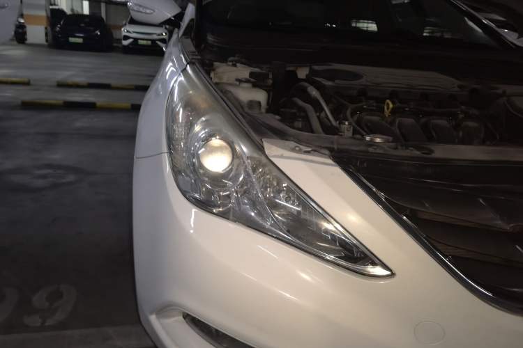 Used Hyundai Sonata 2011 2.0L Automatic Luxury Edition Right Front Headlight