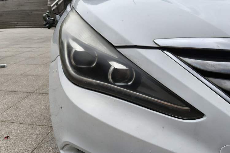 Used Hyundai Sonata 2011 2.0L Automatic Luxury Edition Right Front Headlight