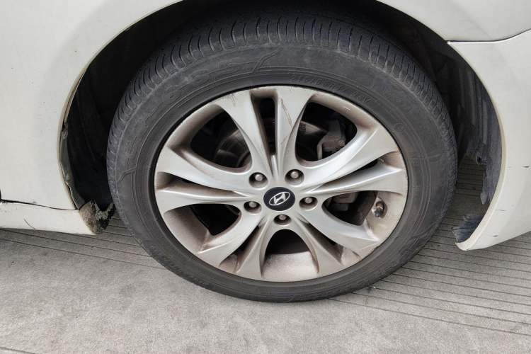 Used Hyundai Sonata 2011 2.0L Automatic Prestige Edition Right Front Wheel Hub
