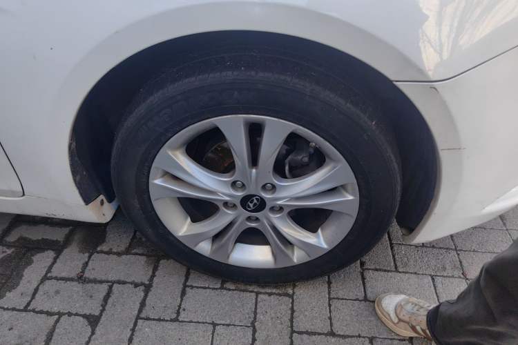 Used Hyundai Sonata 2011 2.0L Automatic Luxury Edition Right Front Wheel Hub