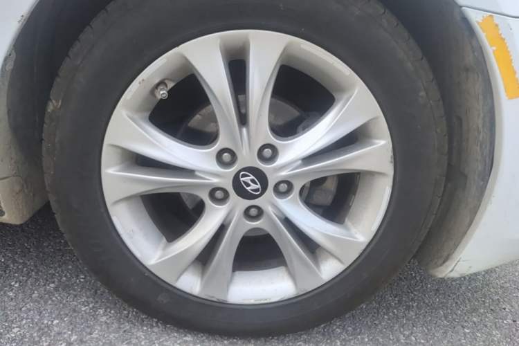 Used Hyundai Sonata 2011 2.0L Automatic Luxury Edition Right Front Wheel Hub
