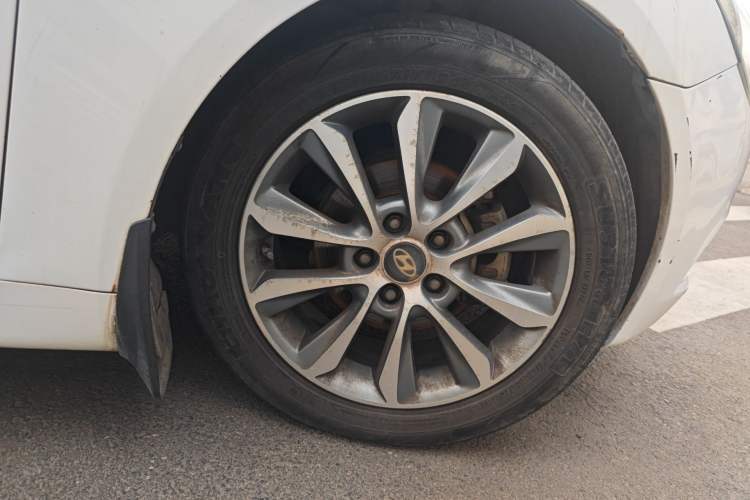 Used Hyundai Sonata 2011 2.0L Automatic Prestige Edition Right Front Wheel Hub