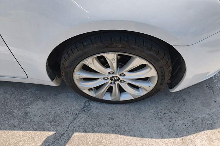 Used Hyundai Sonata 2011 2.0L Automatic Prestige Edition Right Front Wheel Hub