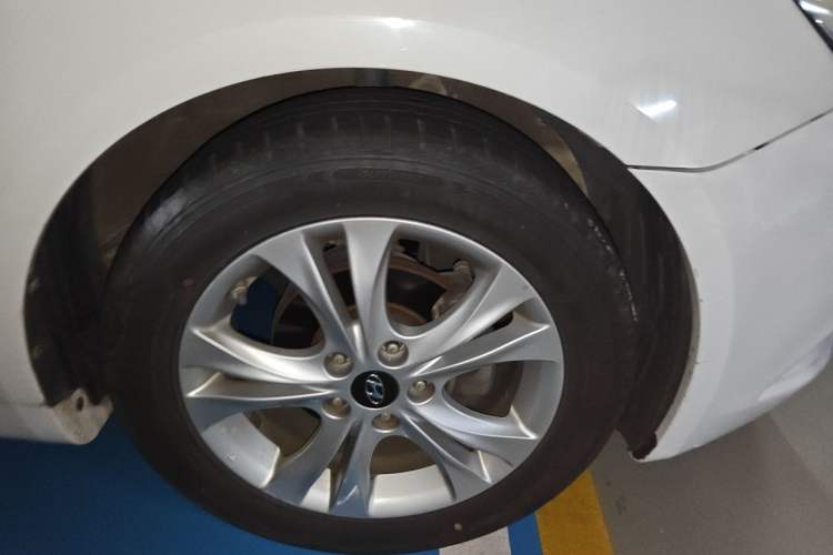 Used Hyundai Sonata 2011 2.0L Automatic Leading Edition Right Front Wheel Hub