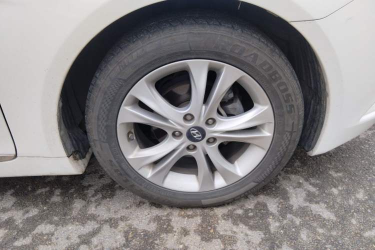 Used Hyundai Sonata 2011 2.0L Automatic Luxury Edition Right Front Wheel Hub