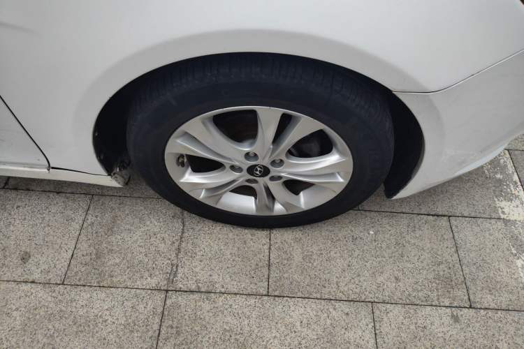 Used Hyundai Sonata 2011 2.0L Automatic Prestige Edition Right Front Wheel Hub