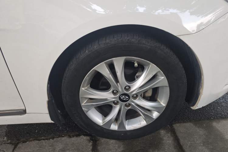 Used Hyundai Sonata 2011 2.0L Automatic Luxury Edition Right Front Wheel Hub