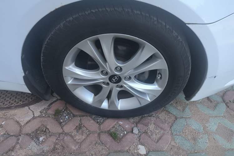 Used Hyundai Sonata 2011 2.0L Automatic Luxury Edition Right Front Wheel Hub