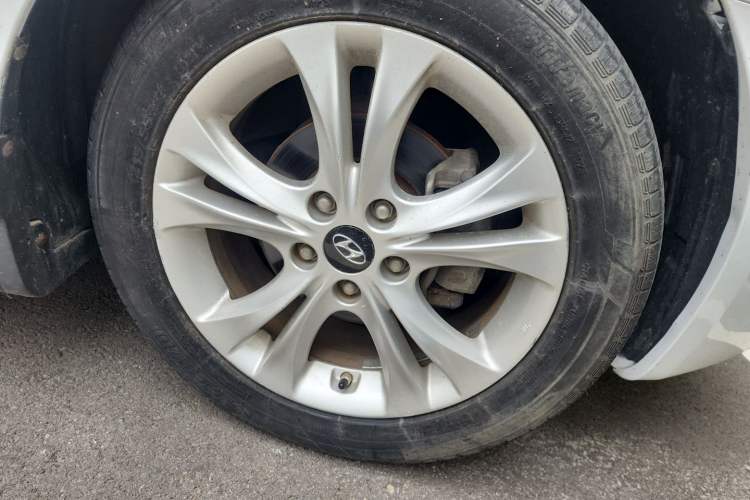 Used Hyundai Sonata 2011 2.0L Automatic Luxury Edition Right Front Wheel Hub