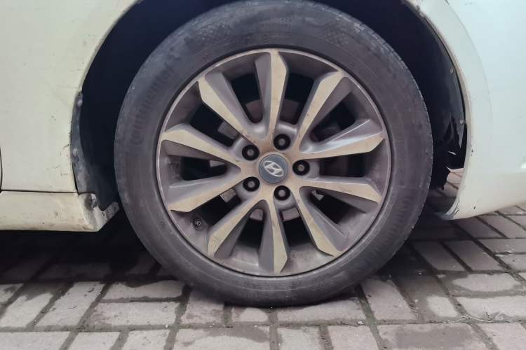 Used Hyundai Sonata 2011 2.0L Automatic Leading Edition Right Front Wheel Hub