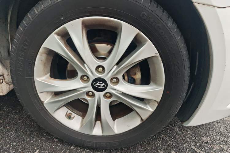 Used Hyundai Sonata 2011 2.0L Automatic Luxury Edition Right Front Wheel Hub