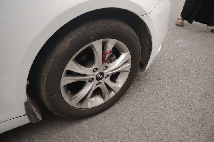 Used Hyundai Sonata 2011 2.0L Automatic Luxury Edition Right Front Wheel Hub