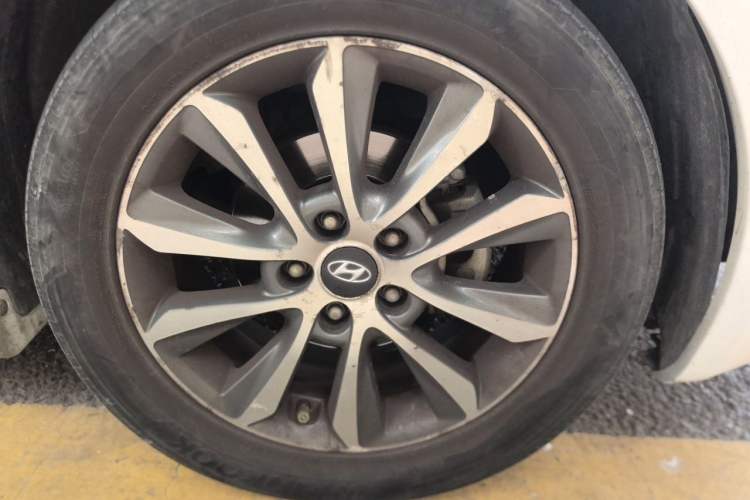 Used Hyundai Sonata 2011 2.0L Automatic Leading Edition Right Front Wheel Hub