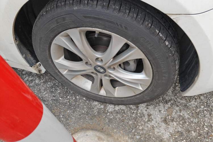 Used Hyundai Sonata 2011 2.0L Automatic Fashion Edition Right Front Wheel Hub