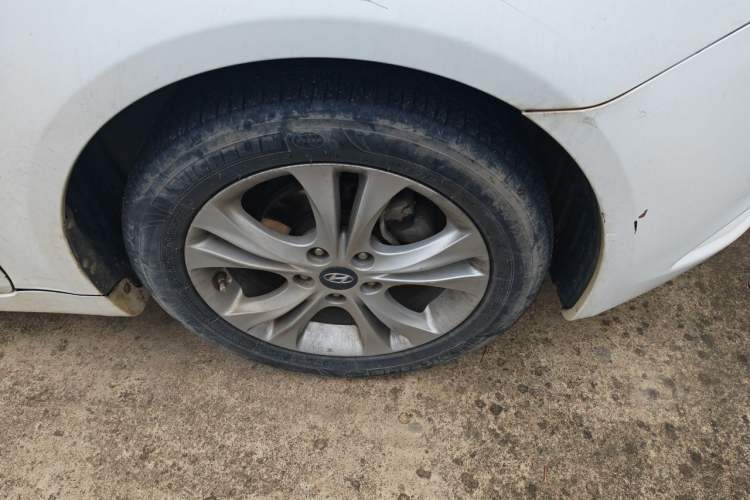 Used Hyundai Sonata 2011 2.0L Automatic Luxury Edition Right Front Wheel Hub