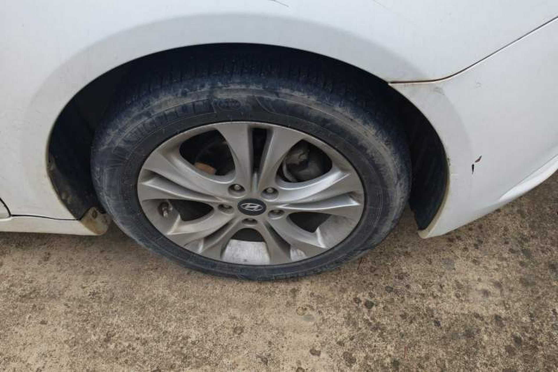 Used Hyundai Sonata 2011 2.0L Automatic Luxury Edition Right Front Wheel Hub