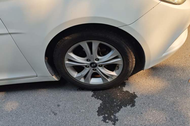 Used Hyundai Sonata 2011 2.0L Automatic Luxury Edition Right Front Wheel Hub