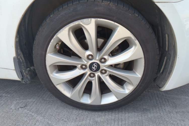 Used Hyundai Sonata 2011 2.0L Automatic Supreme Edition Right Front Wheel Hub