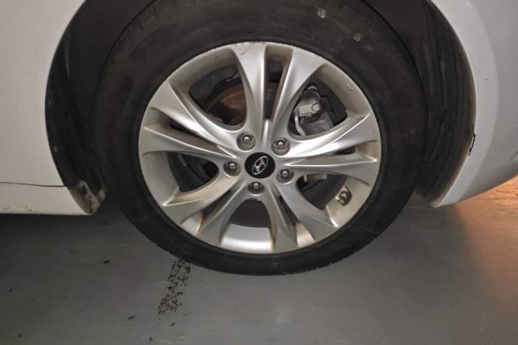 Used Hyundai Sonata 2011 2.0L Automatic Luxury Edition Right Front Wheel Hub