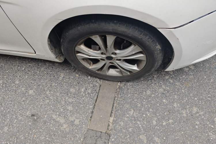 Used Hyundai Sonata 2011 2.0L Automatic Leading Edition Right Front Wheel Hub