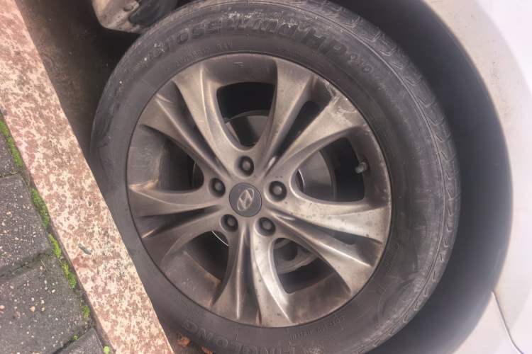 Used Hyundai Sonata 2011 2.0L Automatic Leading Edition Right Front Wheel Hub