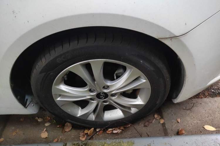 Used Hyundai Sonata 2011 2.0L Automatic Luxury Edition Right Front Wheel Hub