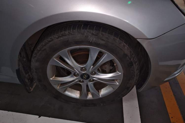 Used Hyundai Sonata 2011 2.0L Automatic Luxury Edition Right Front Wheel Hub