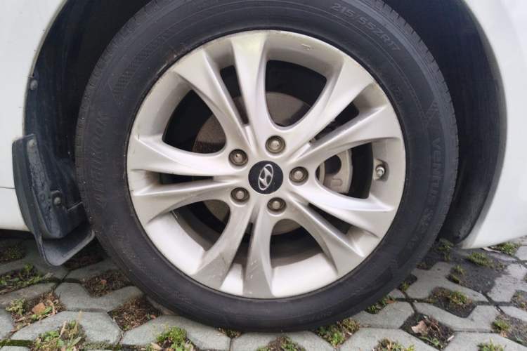 Used Hyundai Sonata 2011 2.0L Automatic Luxury Edition Right Front Wheel Hub