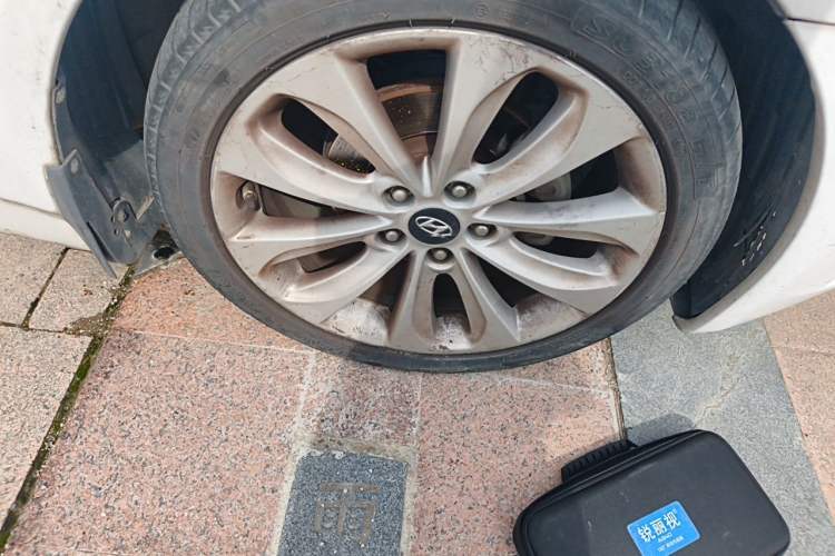Used Hyundai Sonata 2011 2.0L Automatic Prestige Edition Right Front Wheel Hub