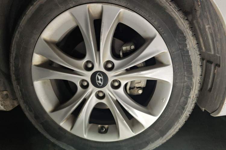 Used Hyundai Sonata 2011 2.0L Automatic Luxury Edition Right Front Wheel Hub