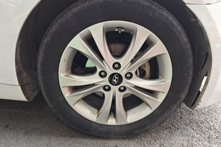 Used Hyundai Sonata 2011 2.0L Automatic Prestige Edition Right Front Wheel Hub