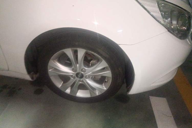 Used Hyundai Sonata 2011 2.0L Automatic Luxury Edition Right Front Wheel Hub