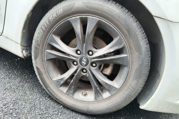 Used Hyundai Sonata 2011 2.0L Automatic Luxury Edition Right Front Wheel Hub