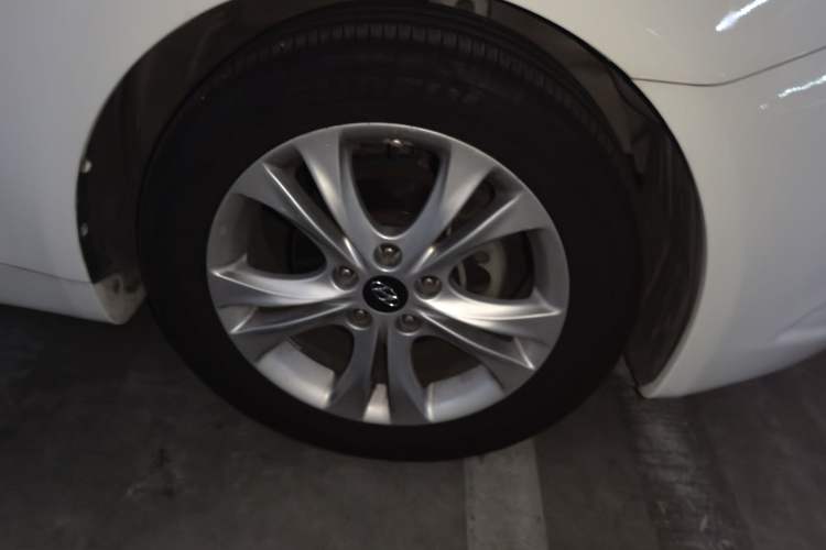 Used Hyundai Sonata 2011 2.0L Automatic Luxury Edition Right Front Wheel Hub