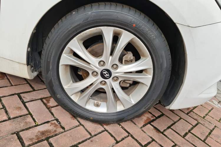 Used Hyundai Sonata 2011 2.0L Automatic Leading Edition Right Front Wheel Hub