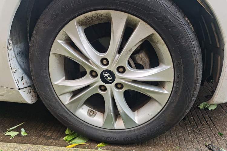 Used Hyundai Sonata 2011 2.0L Automatic Leading Edition Right Front Wheel Hub