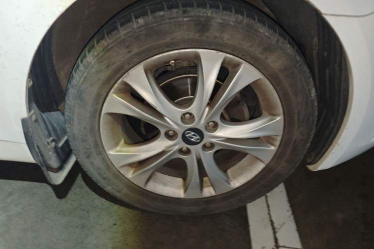 Used Hyundai Sonata 2011 2.0L Automatic Fashion Edition Right Front Wheel Hub