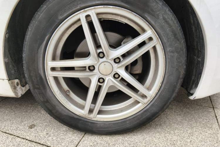 Used Hyundai Sonata 2011 2.0L Automatic Luxury Edition Right Front Wheel Hub