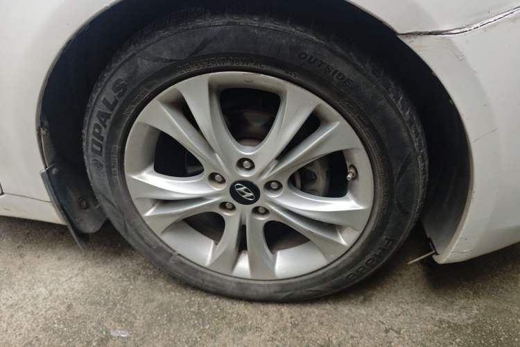 Used Hyundai Sonata 2011 2.0L Automatic Luxury Edition Right Front Wheel Hub