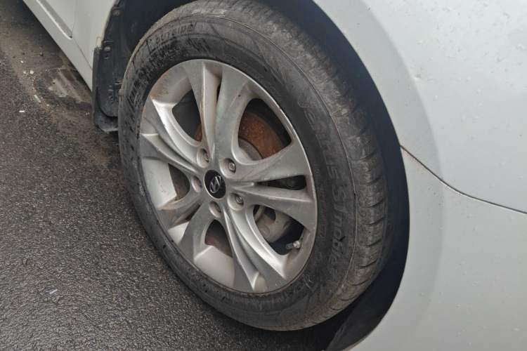 Used Hyundai Sonata 2011 2.0L Automatic Leading Edition Right Front Wheel Hub