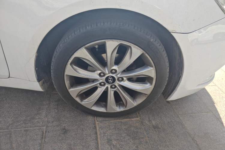Used Hyundai Sonata 2011 2.0L Automatic Supreme Edition Right Front Wheel Hub