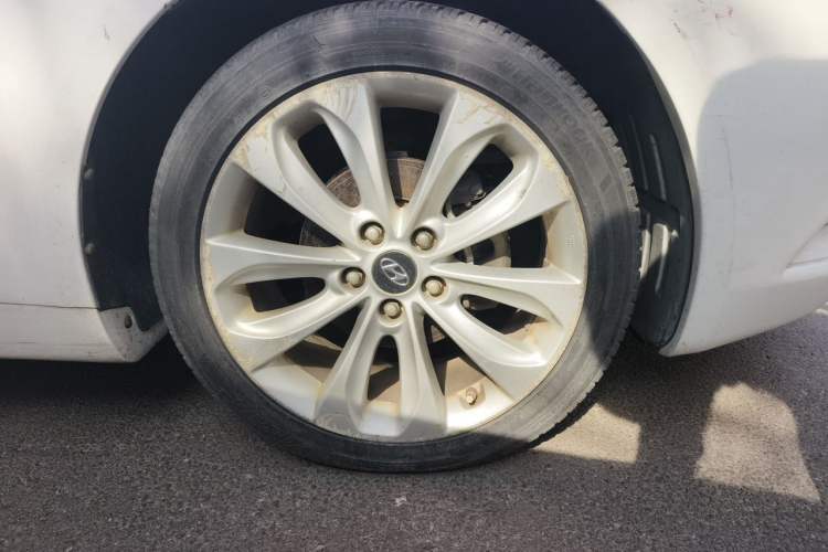 Used Hyundai Sonata 2011 2.0L Automatic Luxury Edition Right Front Wheel Hub