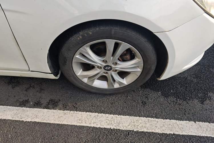 Used Hyundai Sonata 2011 2.0L Automatic Luxury Edition Right Front Wheel Hub